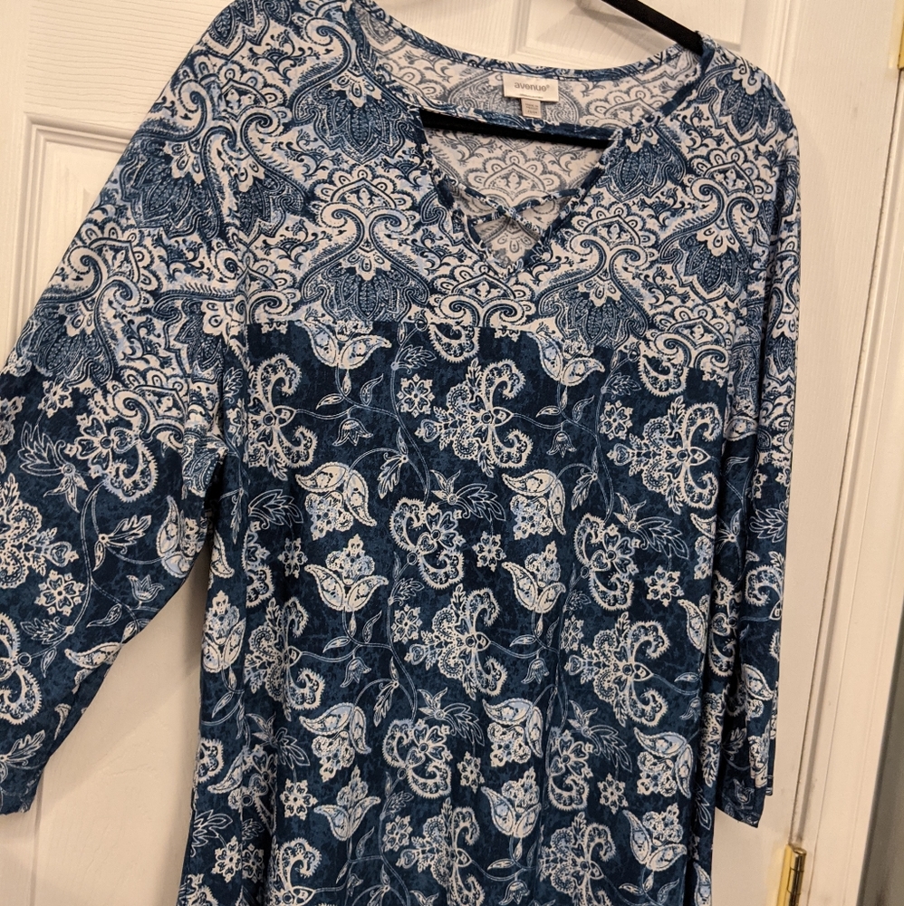 Avenue, 22/24, blue/white blouse